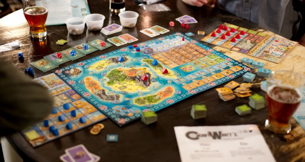 桌遊狂歡 · 50+款一起玩！